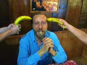El Rector Magnífico amenazado con sendos (grandes) plátanos y acallado con tapón vinachero en la boca